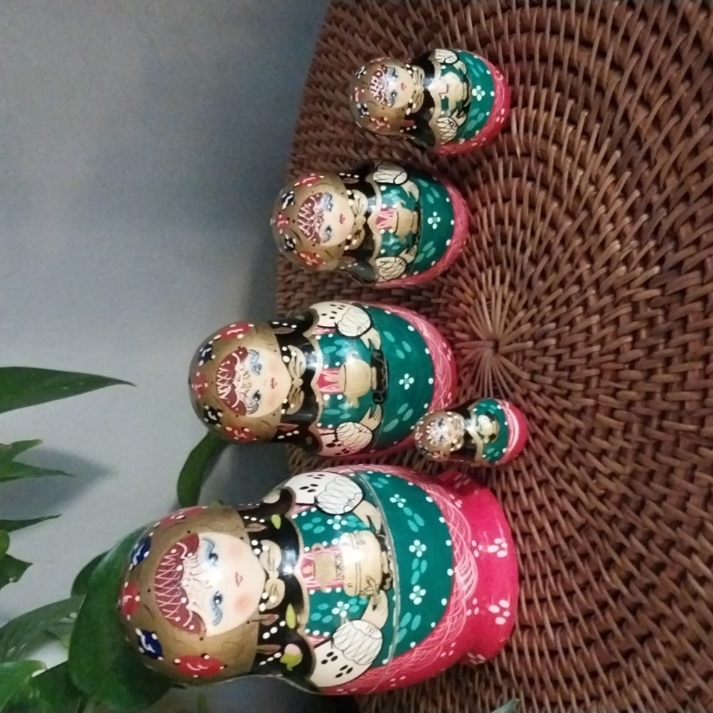 Beautiful Russian Nesting Dolls 5-Piece Set Hand-Painted Signed